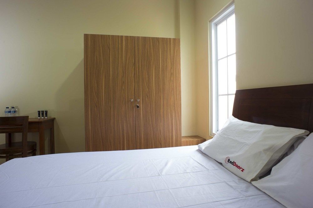 Reddoorz @ Kwitang Hotel Джакарта Екстериор снимка