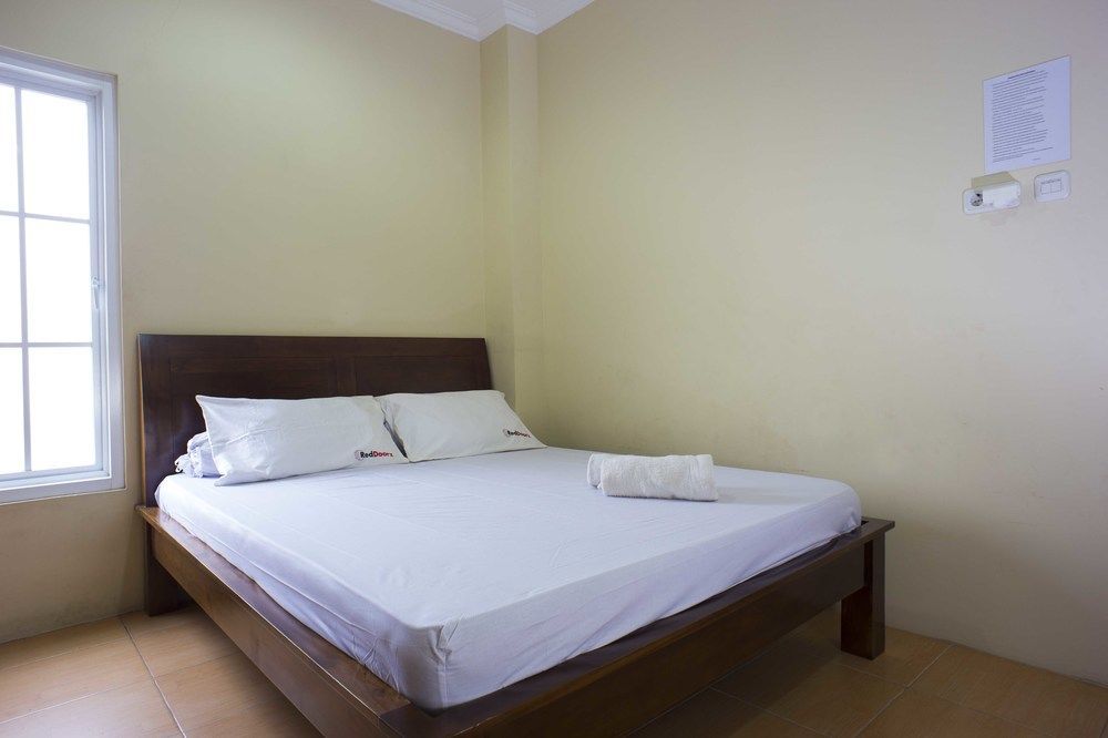 Reddoorz @ Kwitang Hotel Джакарта Екстериор снимка