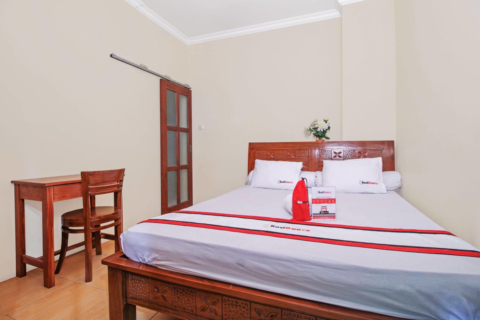 Reddoorz @ Kwitang Hotel Джакарта Екстериор снимка