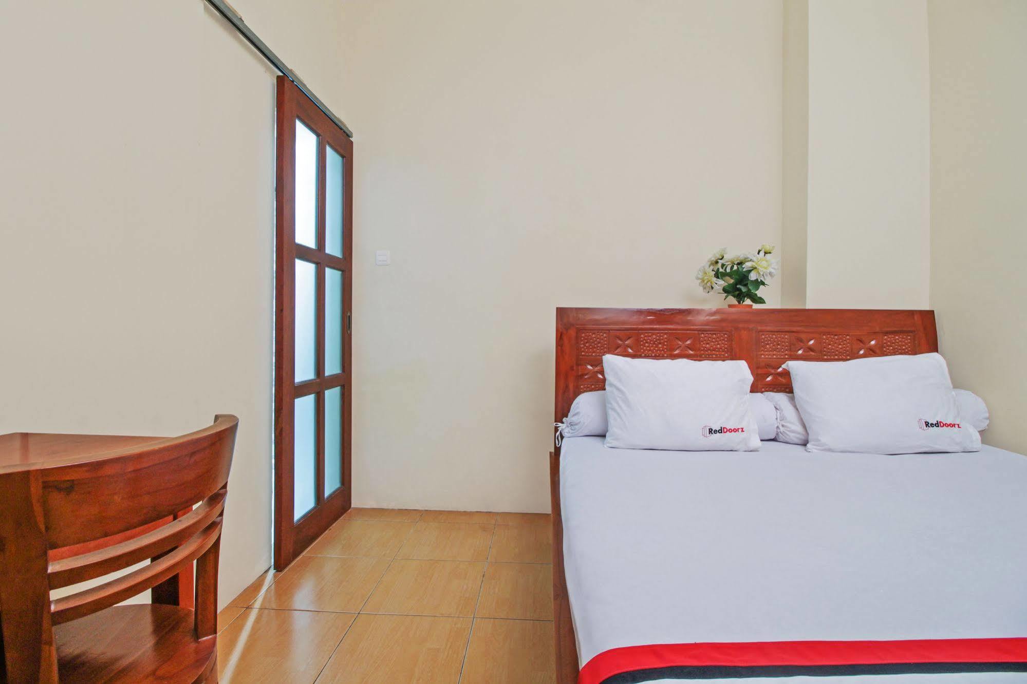 Reddoorz @ Kwitang Hotel Джакарта Екстериор снимка
