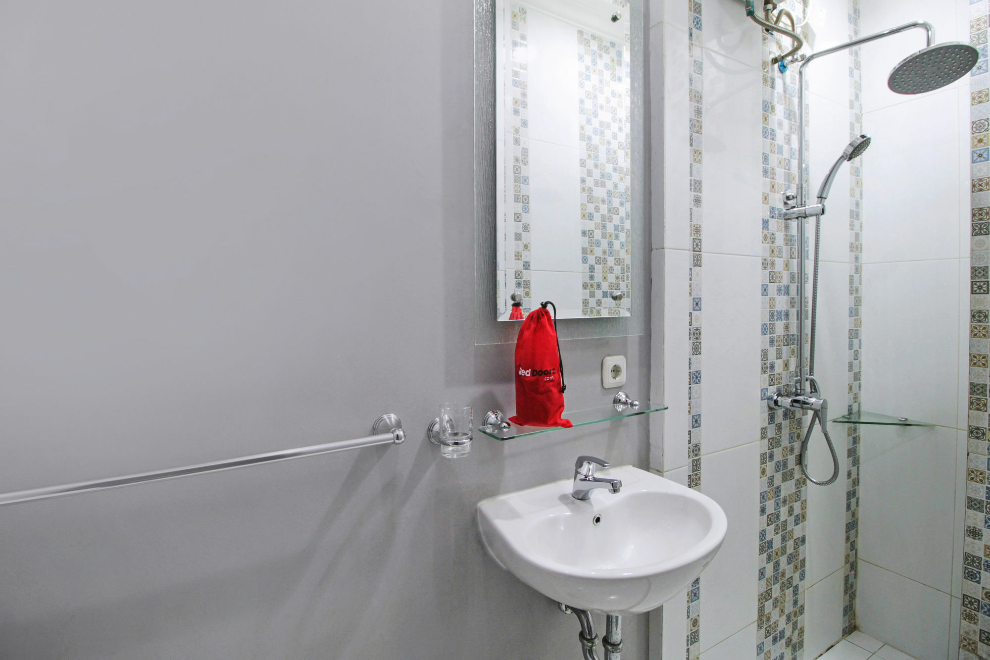 Reddoorz @ Kwitang Hotel Джакарта Екстериор снимка